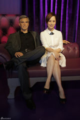 组图：海清亮相揭幕蜡像似孪生姐妹