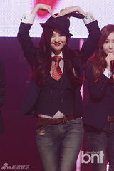 组图：少女时代回归打榜夺冠 西装礼帽显帅气