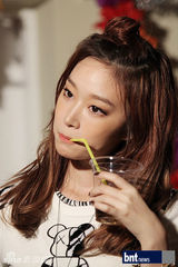 组图：TeenTop拍摄广告写真 精致亮相摄影棚