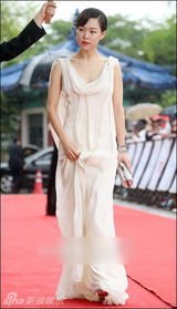 组图：韩艺丽白纱裙亮相百想 衬托雪白美肌