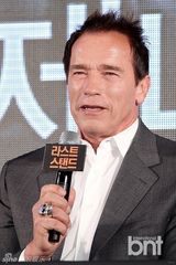 组图：施瓦辛格金知云出席《背水一战》记者会