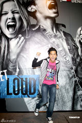 组图：柯有纶为服装助阵演出 透露新专辑12月发行