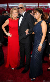 高清图：奥斯卡红毯 弗里曼墨镜遮面携妻子亮相