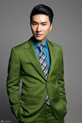 组图：陆昱霖绿色西服写真秀绅士格调