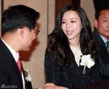 组图：张静初出任韩国文化大使 短裙亮相大秀美腿