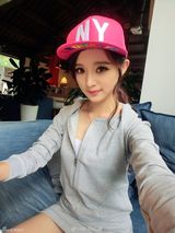 组图：女子酷似杨幂  网友直呼傻傻分不清