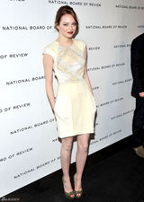 高清组图：艾玛-斯通短袖裙装亮相纽约红唇抢镜