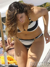 组图：凯莉布鲁克海滩嬉水 条纹比基尼春情荡漾