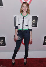 组图：艾玛-罗伯兹现身时尚派对 小外套搭牛仔裤