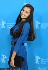 组图：《和谐课程》发布 安妮儿雅蓝裙秀美腿