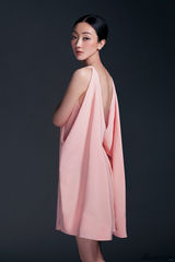 组图：张瑶唯美妩媚写真上演裸背诱惑