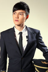 组图：冯铭潮新单曲化身飞行员 制服诱惑帅气有型