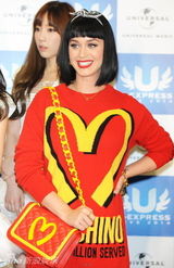 组图：水果姐内八站姿可爱 与少女时代同台搞怪