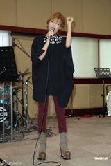 组图：容祖儿为个唱练团 青峰探班一脸睡意