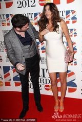 组图：克鲁尼旧爱丽莎丰胸勾人 紧身白裙秀S曲线