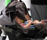 组图：蔡少芬携双女返港 行李超重逼疯辣妈