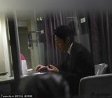 组图：撒贝宁休息室用餐玩自拍 发短信疑与章子怡传情