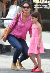 组图：凯蒂与苏瑞粉红母女装外出街边谈心