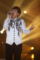 组图：周笔畅玩谢耳朵乐器 邓紫棋黑丝秀腿