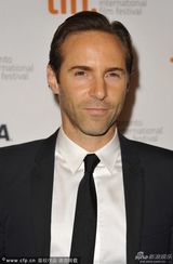 组图：《魔鬼绳结》首映 威瑟斯彭性感露乳沟