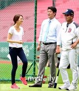 组图：韩星赵柔英担任棒球比赛开球嘉宾