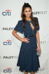 组图：《吸血鬼》妮娜印花蓝裙中门大开博眼球