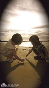 组图：吴尊曝光爱女正面照 父女亲吻爱意爆棚