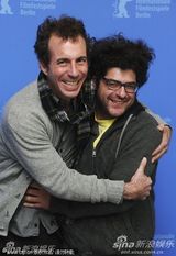 高清图：《神秘世界》发布会 导演莫雷诺顶爆炸头