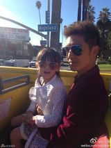 组图：Cindy美国酒店疯玩无困意 田亮崩溃