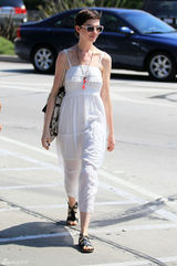 组图：安妮-海瑟薇街拍LOOK 吊带白裙清爽