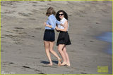 组图：洛德与泰勒沙滩巧遇 兴奋狂舞不顾发型