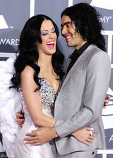 高清图：格莱美红毯 凯蒂-佩里夫妇如胶似漆