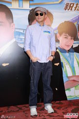 组图：张智霖吴卓羲现身《冲上云霄2》收视庆功