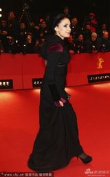 组图：女星玛瑞-莫德哈丹保守黑裙亮相红毯