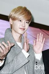 组图：韩星李钟硕助阵公益 金发帅气萌态毕露