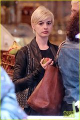 组图：安妮海瑟薇金发造型曝光 乖乖女变潮女