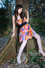 组图：女星徐黛妮秋日户外照 香肩美腿展婀娜身姿