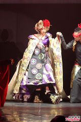 组图：幸田来未开唱变身蓝色妖姬 撅臀秀S曲线