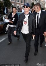 组图：詹姆斯-弗兰克黑超现身 微笑为粉丝签名