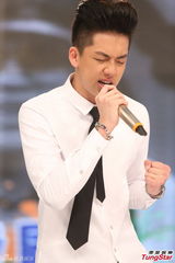 组图：宝弟献唱亡父高凌风歌曲数度哽咽