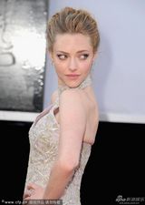 组图：奥斯卡颁奖礼红毯-阿曼达-谢弗雷德