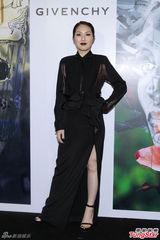 组图：杨千嬅开叉露背再走性感风 为爱子学省钱