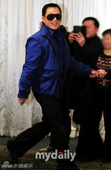 组图：成龙首尔宣传《十二生肖》 权相佑未出席