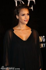 组图：辣妈阿尔芭透视装秀乳沟 性感袭京城