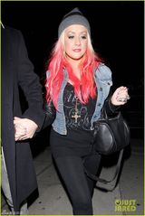 组图：克里斯汀娜火焰红发 牵男友幸福甜笑