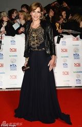 组图：英国家电视奖星光璀璨 蕾丝爆乳风情万种