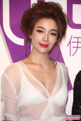 组图：伊林模特开年会 女星薄纱遮三点隐露下体