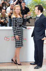 组图：妮可短裙现身新片记者会别样性感