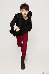 组图：橙天艺人全家福 红黑主题写真温暖贺岁