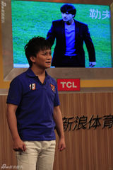 幻灯图：章子怡做客《黄加李泡》 赤脚上阵秀球技